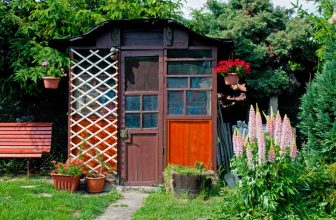 Gartenhaus -- Naturholz oder Farbe (depositphotos.com)
